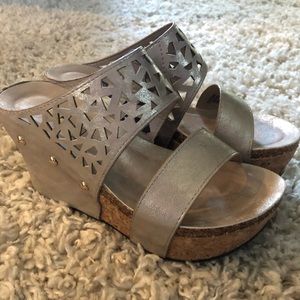 Volatile wedges, gold size 7.